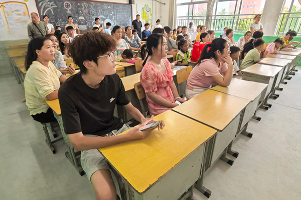 平邑县第二实验小学举行2025年一年级新生阳光分班活动(图2)