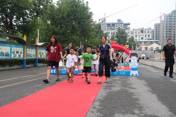 小杏仁启新程 幸福梦正生长—平邑兴蒙学校举行一年级开学典礼(图1)