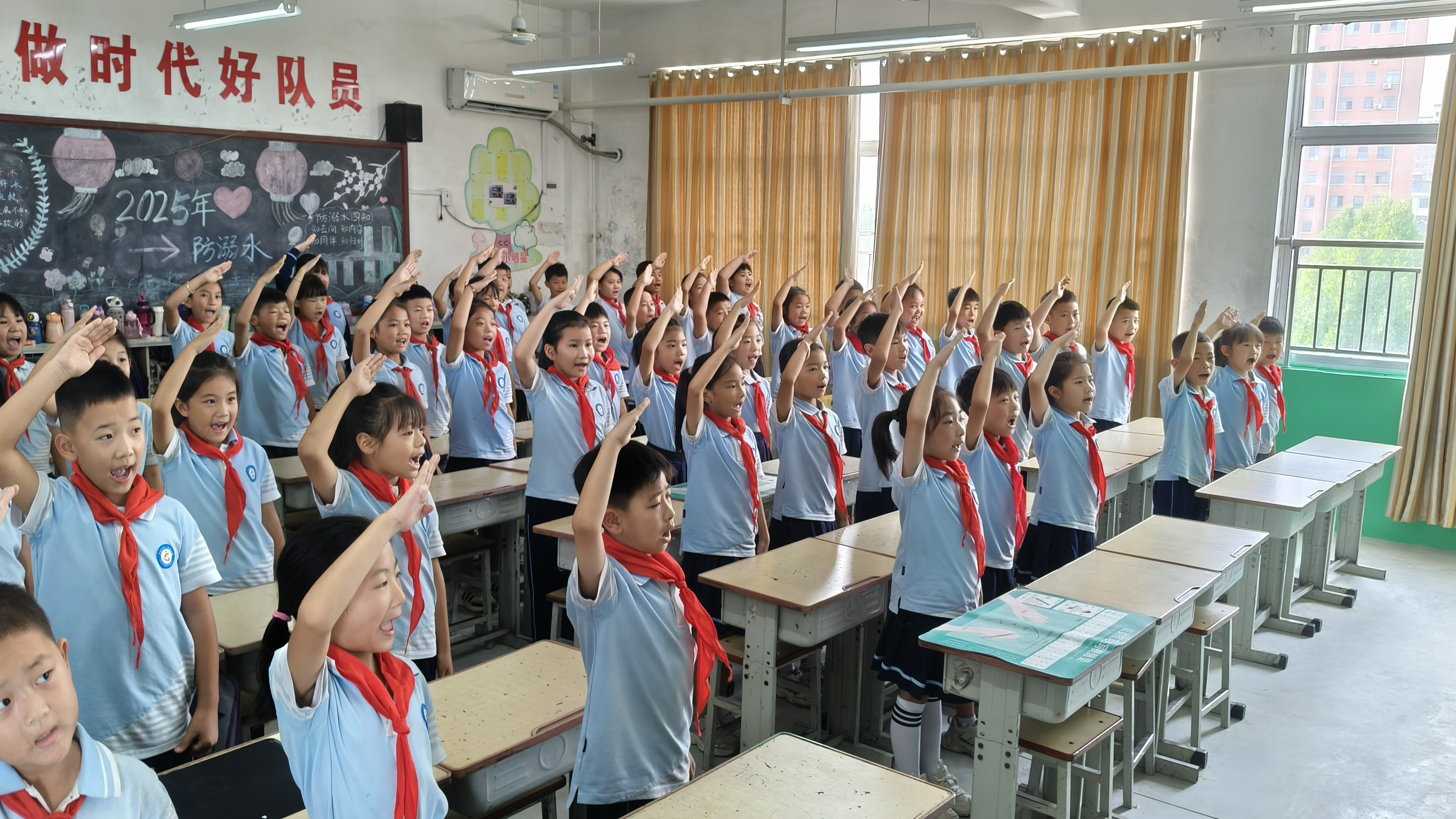平邑县第二实验小学组织全体师生收看“纪念中国人民抗日战争暨世界反法西斯战争胜利八十周年阅兵仪式”直播(图2)