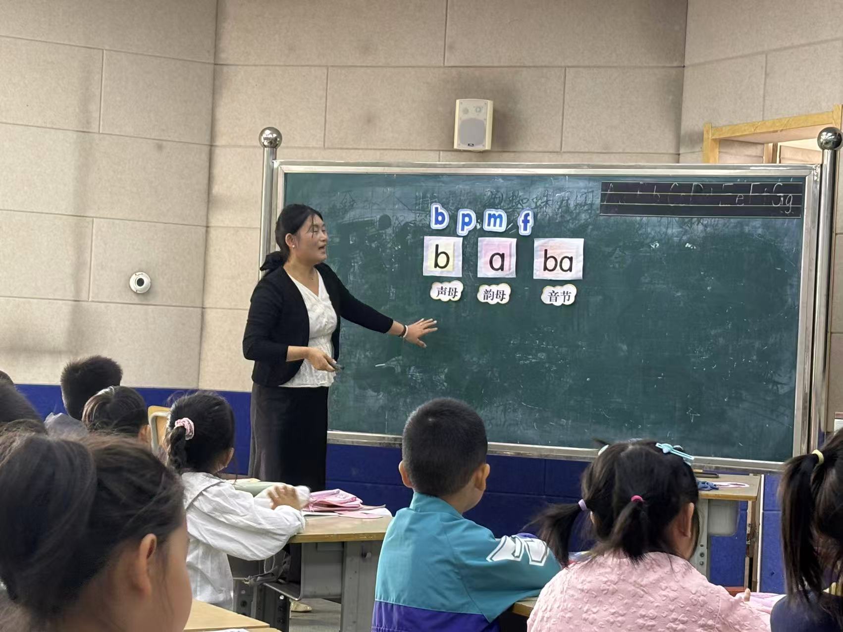 平邑兴蒙学校举行拼音趣味教学专题研讨活动(图2)