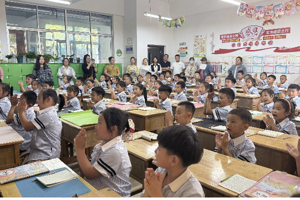 平邑县第四实验小学举行一年级常规训练比赛