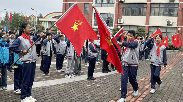 【沂蒙教育】平邑县实验小学举行 “强国复兴有我 争当新时代好少年” 升旗仪式(图1)