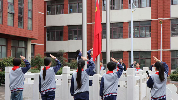 【沂蒙教育】平邑县实验小学举行 “强国复兴有我 争当新时代好少年” 升旗仪式(图2)