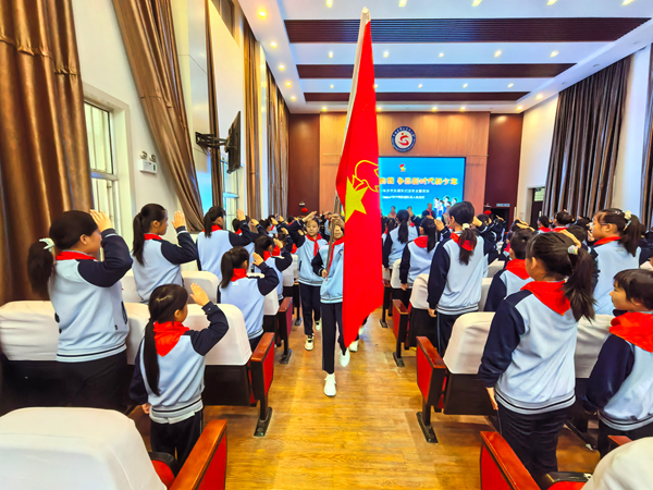平邑县第二实验小学举行2025年少先队建队日新队员入队仪式(图2)