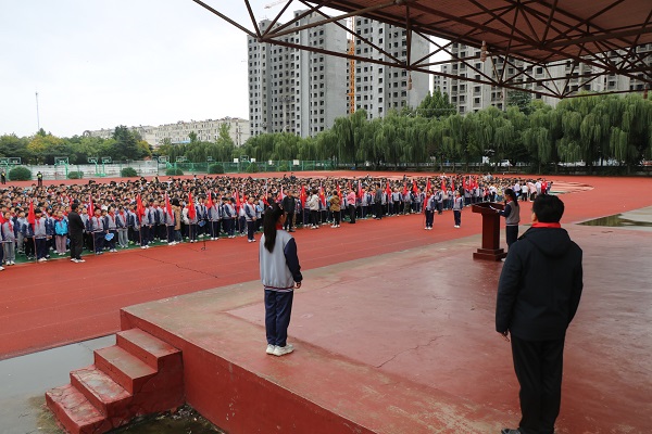 平邑兴蒙学校举行少先队新队员入队仪式 暨庆祝建队76周年系列活动(图2)
