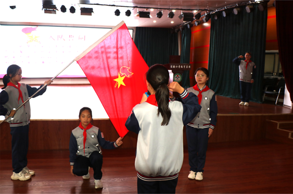平邑兴蒙学校举行少先队新队员入队仪式 暨庆祝建队76周年系列活动(图3)