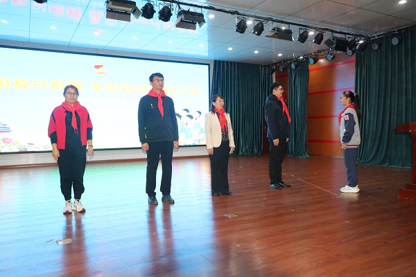平邑兴蒙学校举行少先队新队员入队仪式 暨庆祝建队76周年系列活动(图4)