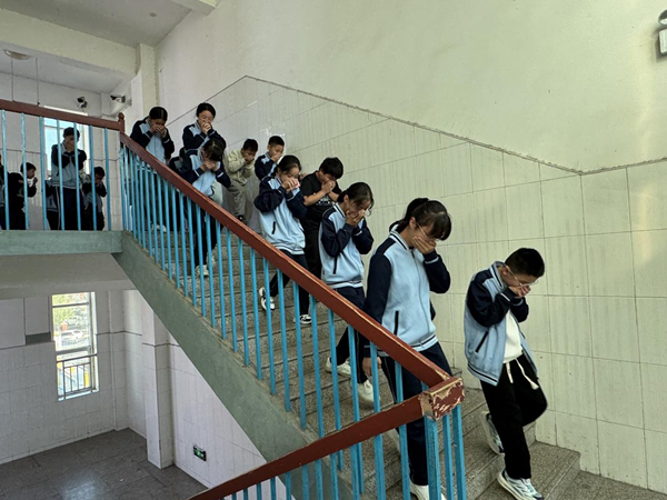 平邑县第二实验小学开展消防演练活动