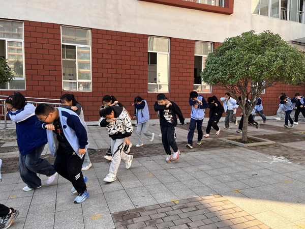 平邑县第二实验小学开展消防演练活动(图2)