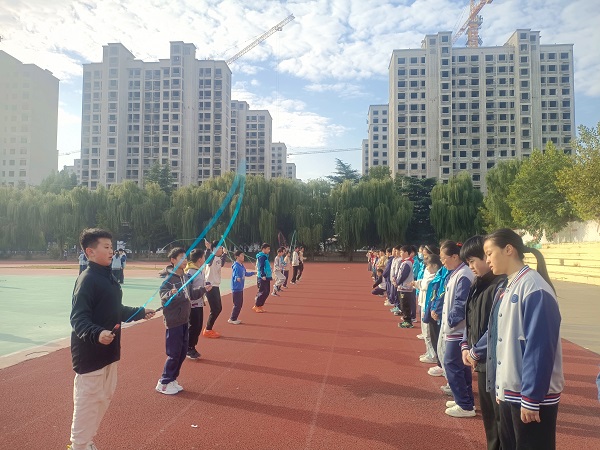 平邑兴蒙学校举行“秋阳正好，绳舞飞扬”主题一分钟跳绳挑战赛(图1)