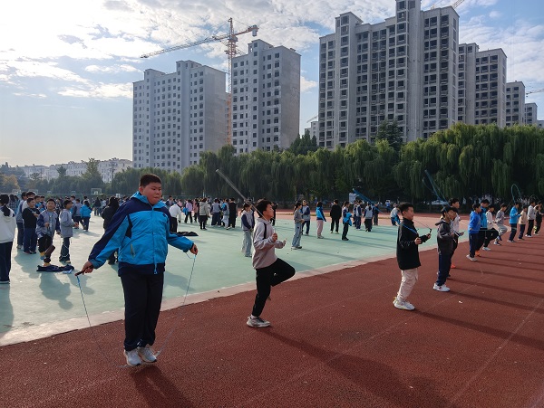 平邑兴蒙学校举行“秋阳正好，绳舞飞扬”主题一分钟跳绳挑战赛(图2)