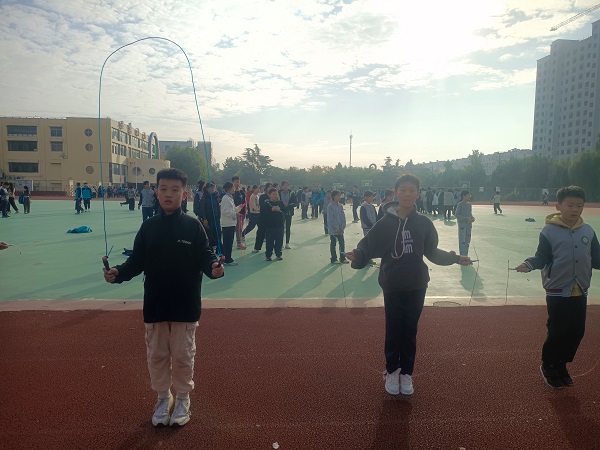平邑兴蒙学校举行“秋阳正好，绳舞飞扬”主题一分钟跳绳挑战赛(图3)