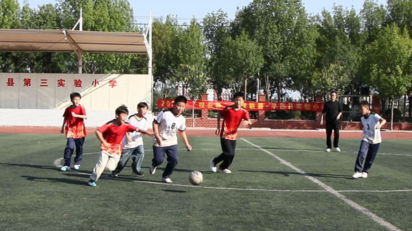 【沂蒙快讯】平邑县实验小学举办“校长杯”足球赛激情赛场(图3) 【沂蒙快讯】平邑县实验小学举办“校长杯”足球赛激情赛场(图3)