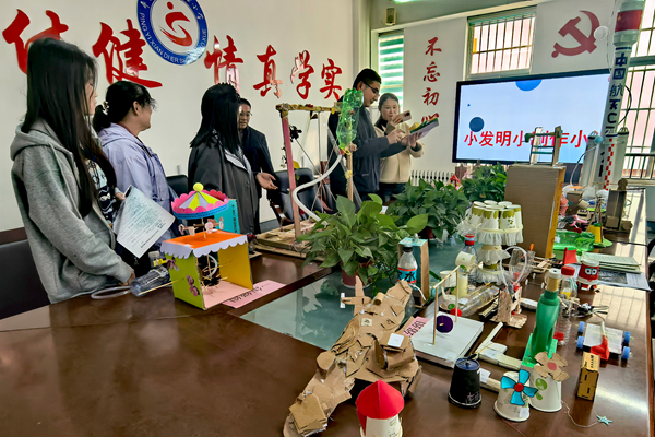 平邑县第二实验小学举行“小发明、小制作、小论文”评比活动