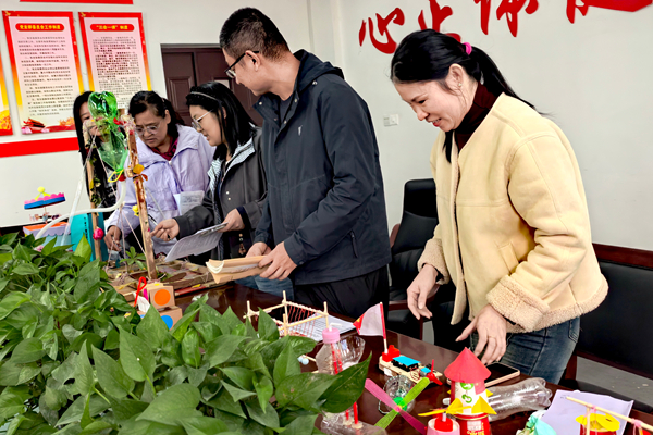平邑县第二实验小学举行“小发明、小制作、小论文”评比活动(图2)