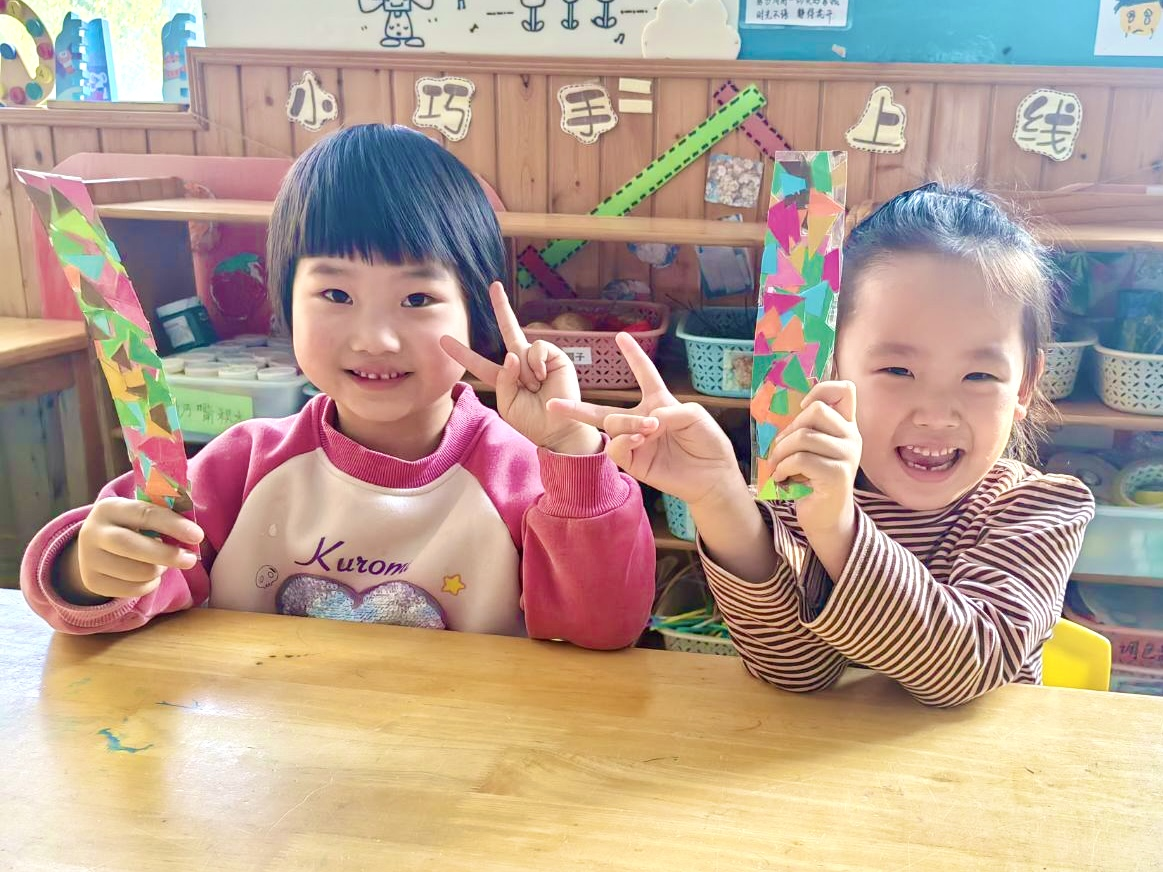 平邑县丰阳镇中心幼儿园开展自制书签活动