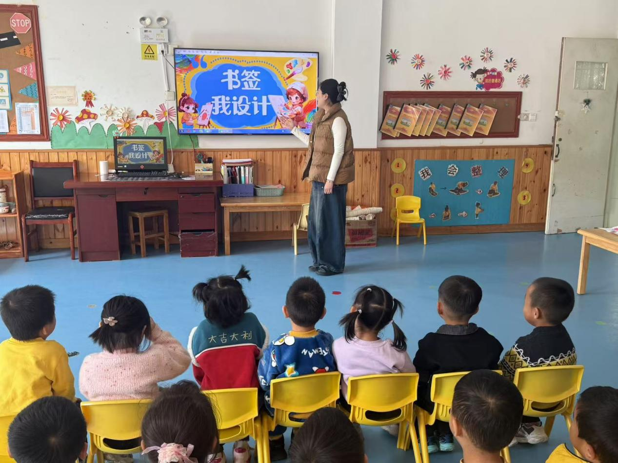 平邑县丰阳镇中心幼儿园开展自制书签活动(图2)