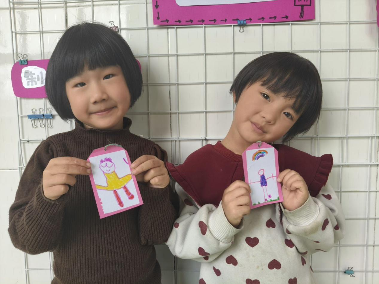 平邑县丰阳镇中心幼儿园开展自制书签活动(图3)