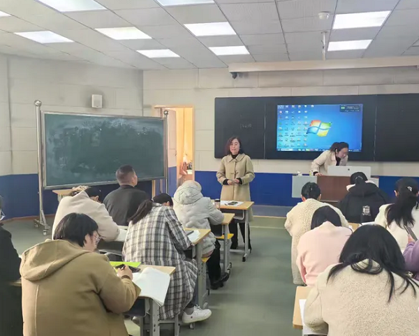 平邑兴蒙学校举行语文学科教育论著读书分享论坛活动