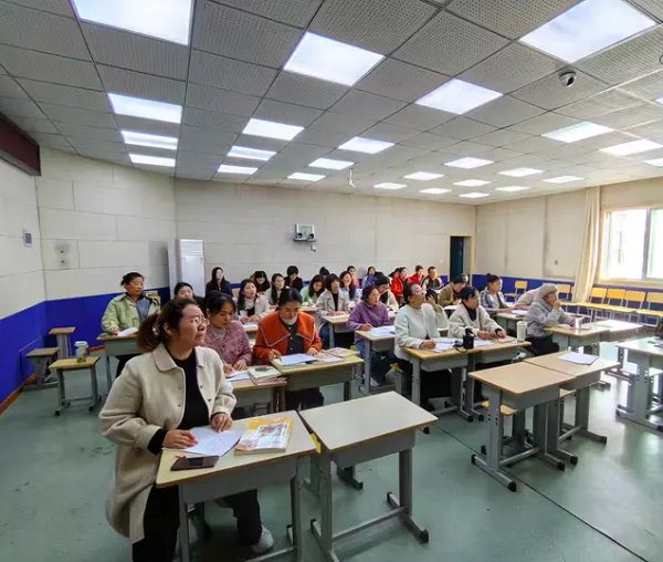 平邑兴蒙学校举行语文学科教育论著读书分享论坛活动(图4)