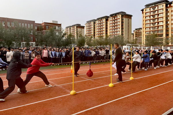 平邑县第二实验小学举行拔河比赛活动