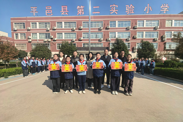 平邑县第二实验小学举行拔河比赛活动(图2) 平邑县第二实验小学举行拔河比赛活动(图2)