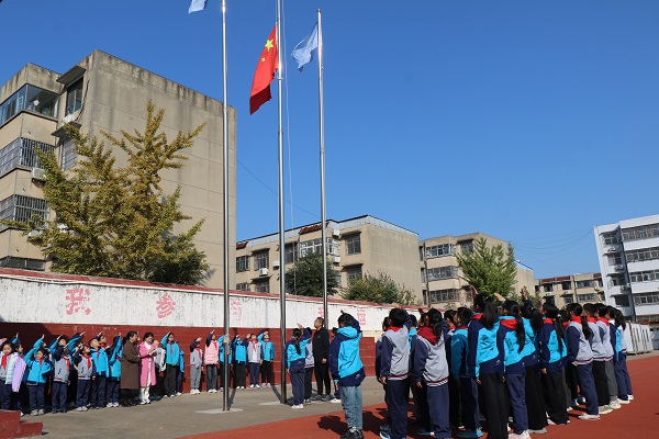 平邑兴蒙学校举行“红旗引航向,消防伴成长”消防安全主题升旗仪式(图3) 平邑兴蒙学校举行“红旗引航向,消防伴成长”消防安全主题升旗仪式(图3)