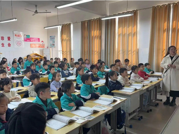 平邑县第四实验小学举办课堂教学比赛活动