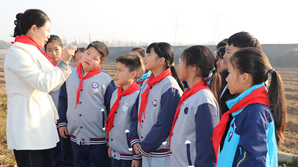 【沂蒙教育】平邑县实验小学少先队员开展种大蒜劳动实践活动(图1)