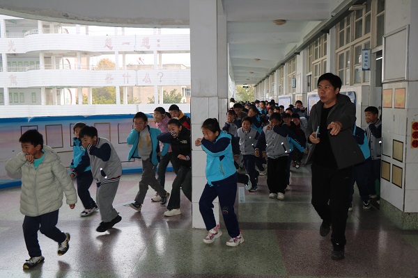 消防日领航 宣传月聚力—平邑兴蒙学校开展消防宣传月活动启动仪式暨消防疏散演练活动(图1) 消防日领航 宣传月聚力—平邑兴蒙学校开展消防宣传月活动启动仪式暨消防疏散演练活动(图1)