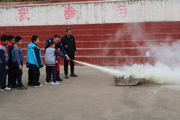 消防日领航 宣传月聚力—平邑兴蒙学校开展消防宣传月活动启动仪式暨消防疏散演练活动(图2) 消防日领航 宣传月聚力—平邑兴蒙学校开展消防宣传月活动启动仪式暨消防疏散演练活动(图2)