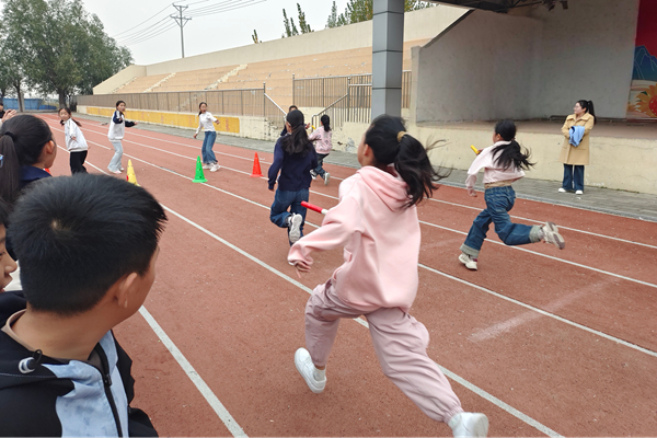 平邑县第二实验小学举行接力赛专项运动会(图1) 平邑县第二实验小学举行接力赛专项运动会(图1)