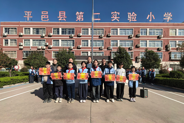 平邑县第二实验小学举行接力赛专项运动会(图2) 平邑县第二实验小学举行接力赛专项运动会(图2)