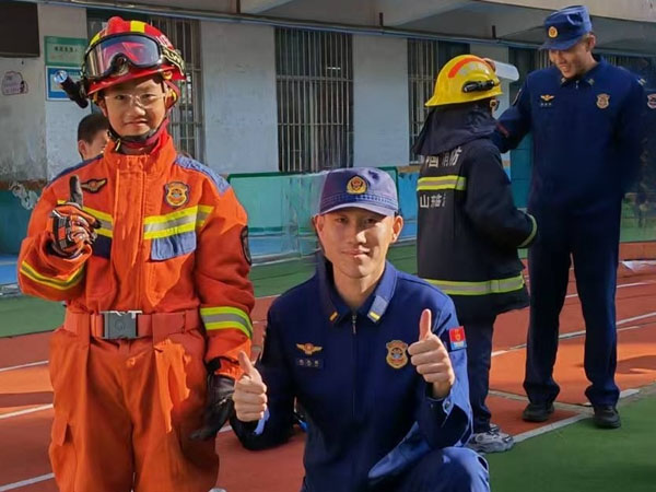 【沂蒙教育】}平邑县消防大队“零距离”播撒安全种子(图3)
