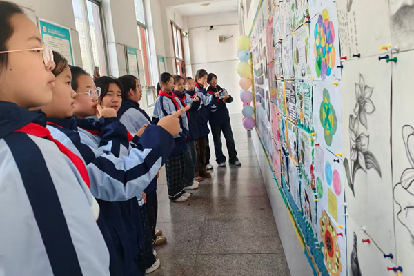 平邑县第二实验小学举行班级文化展评活动