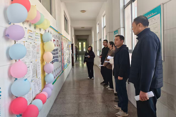 平邑县第二实验小学举行班级文化展评活动(图2) 平邑县第二实验小学举行班级文化展评活动(图2)