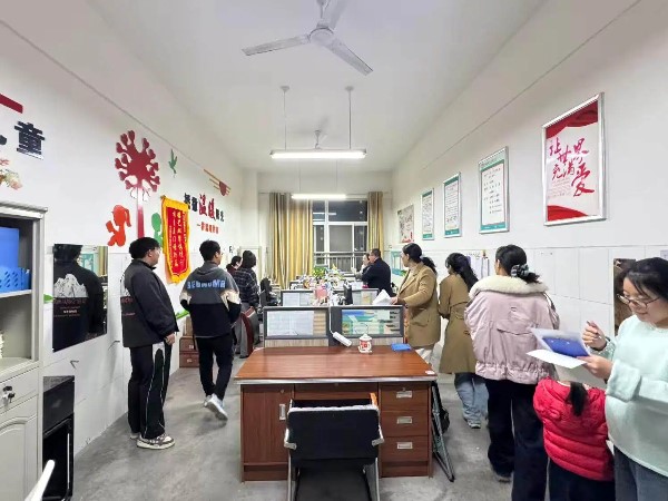 平邑县第四实验小学开展“最美办公室”评选活动