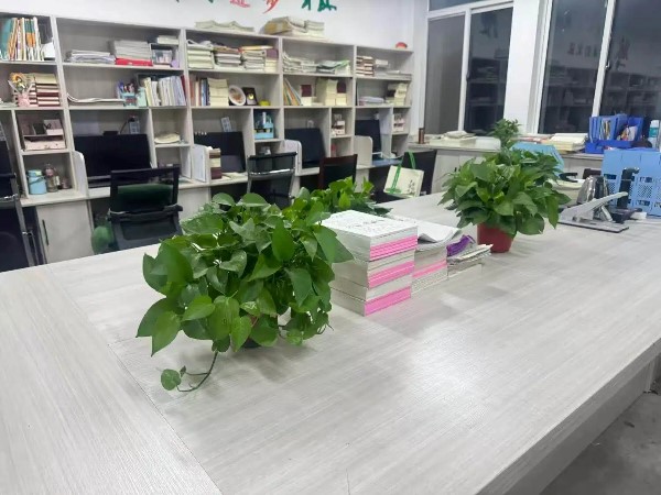 平邑县第四实验小学开展“最美办公室”评选活动(图3) 平邑县第四实验小学开展“最美办公室”评选活动(图3)