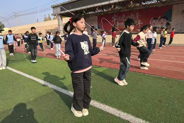 平邑县第二实验小学举行跳绳比赛活动