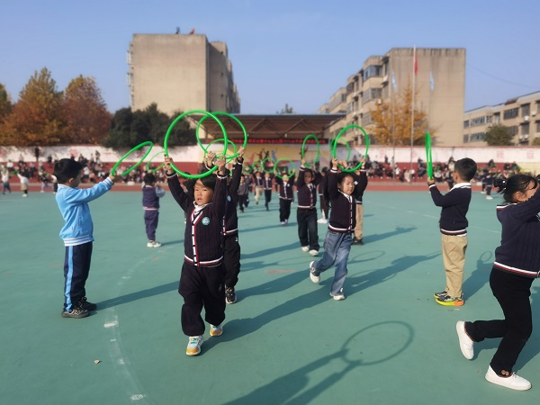 平邑兴蒙学校幼儿园召开亲子趣味游戏运动会(图5) 平邑兴蒙学校幼儿园召开亲子趣味游戏运动会(图5)