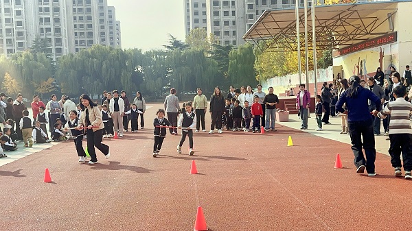 平邑兴蒙学校幼儿园召开亲子趣味游戏运动会(图6) 平邑兴蒙学校幼儿园召开亲子趣味游戏运动会(图6)