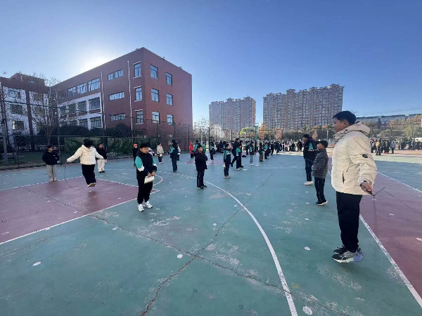 平邑县第四实验小学开展体质健康监测抽测活动(图3) 平邑县第四实验小学开展体质健康监测抽测活动(图3)