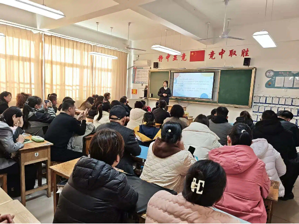 平邑县第四实验小学召开期中家长会(图1)