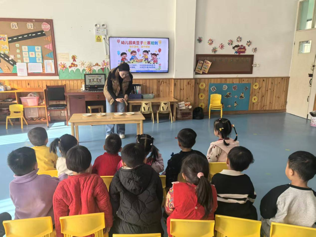 平邑县丰阳镇中心幼儿园开展夹豆子比赛活动