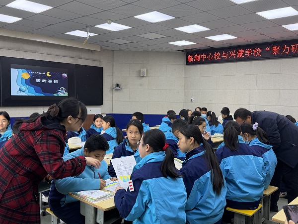 聚焦学习单赋能 共研生本新课堂—临涧中心校与兴蒙学校联合举办“聚力研数”学习单应用研讨会(图2) 聚焦学习单赋能 共研生本新课堂—临涧中心校与兴蒙学校联合举办“聚力研数”学习单应用研讨会(图2)