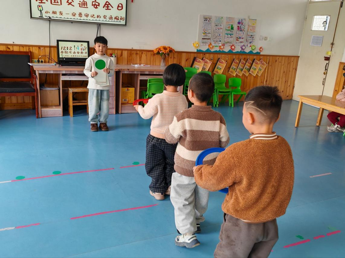 平邑县丰阳镇中心幼儿园开展全国交通安全日主题活动(图2)