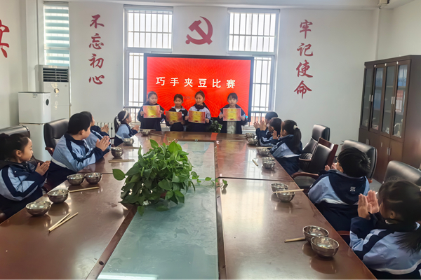 平邑县第二实验小学举行巧手夹豆比赛活动(图2)