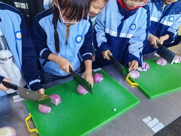 平邑县第二实验小学少先队开展“厨房小当家”劳动实践活动