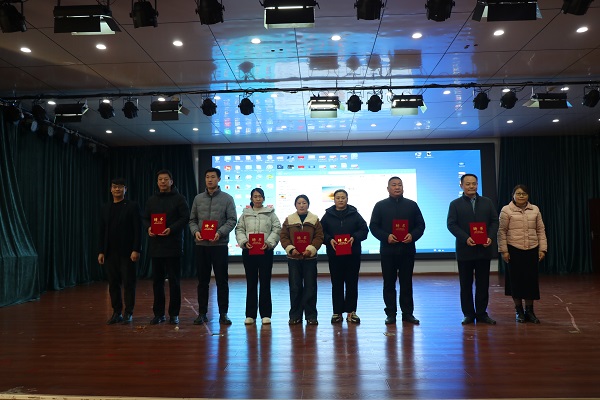 平邑兴蒙学校举行第六届家委会成立大会暨家长开放日活动(图2) 平邑兴蒙学校举行第六届家委会成立大会暨家长开放日活动(图2)