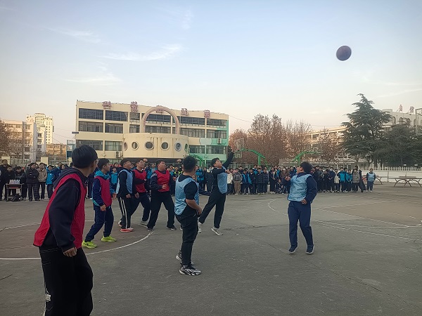 平邑兴蒙学校“小杏仁”杯班级篮球联赛启动仪式圆满举行(图3) 平邑兴蒙学校“小杏仁”杯班级篮球联赛启动仪式圆满举行(图3)